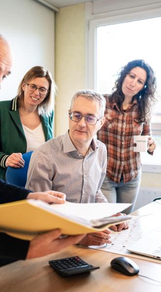 Collaborateurs étudiant un dossier