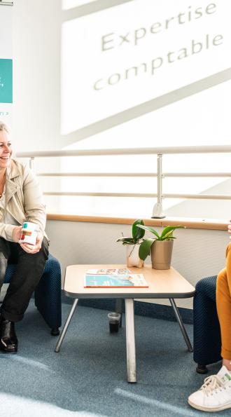 Deux collègues discutant sur des fauteuils chez Cerfrance des Savoie