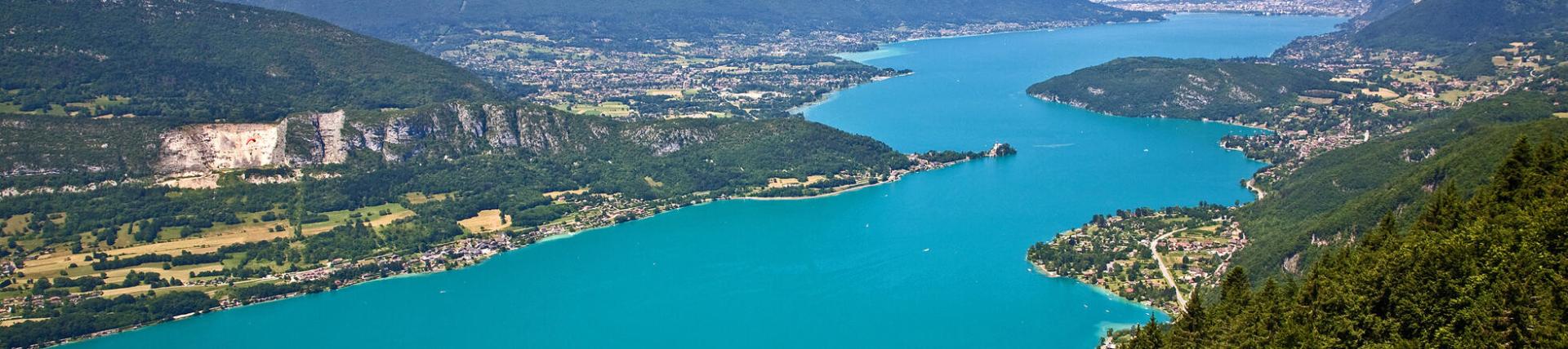 Vue panoramique du lac d'Annecy