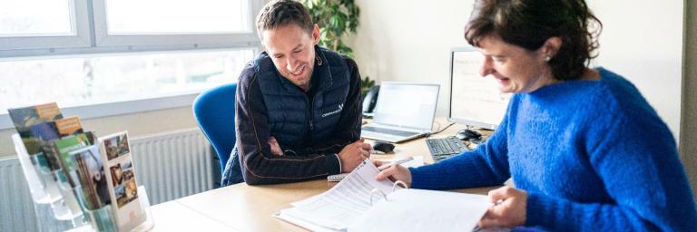 expert-comptable et client à un bureau