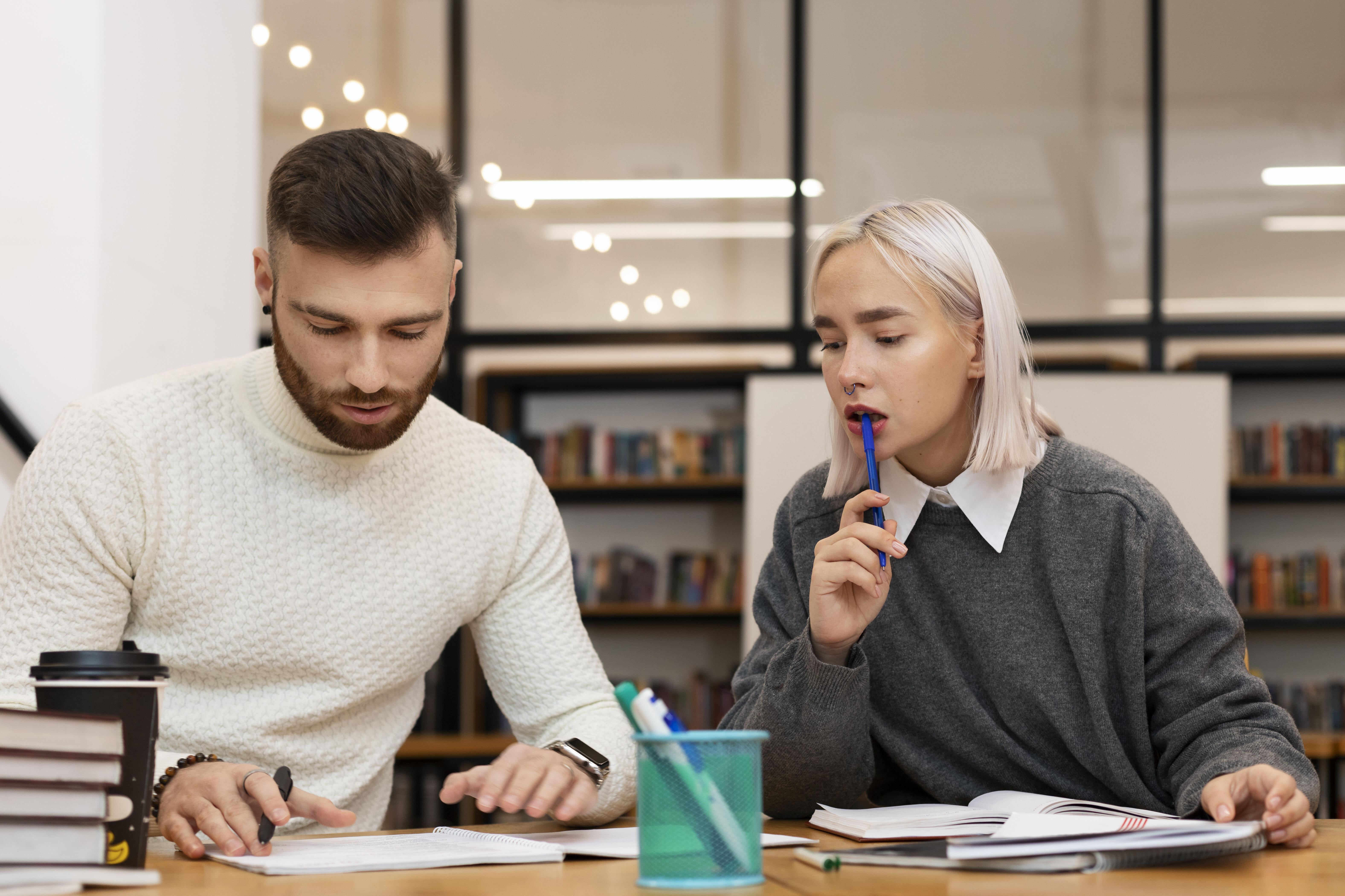 deux personnes qui lisent leurs livres