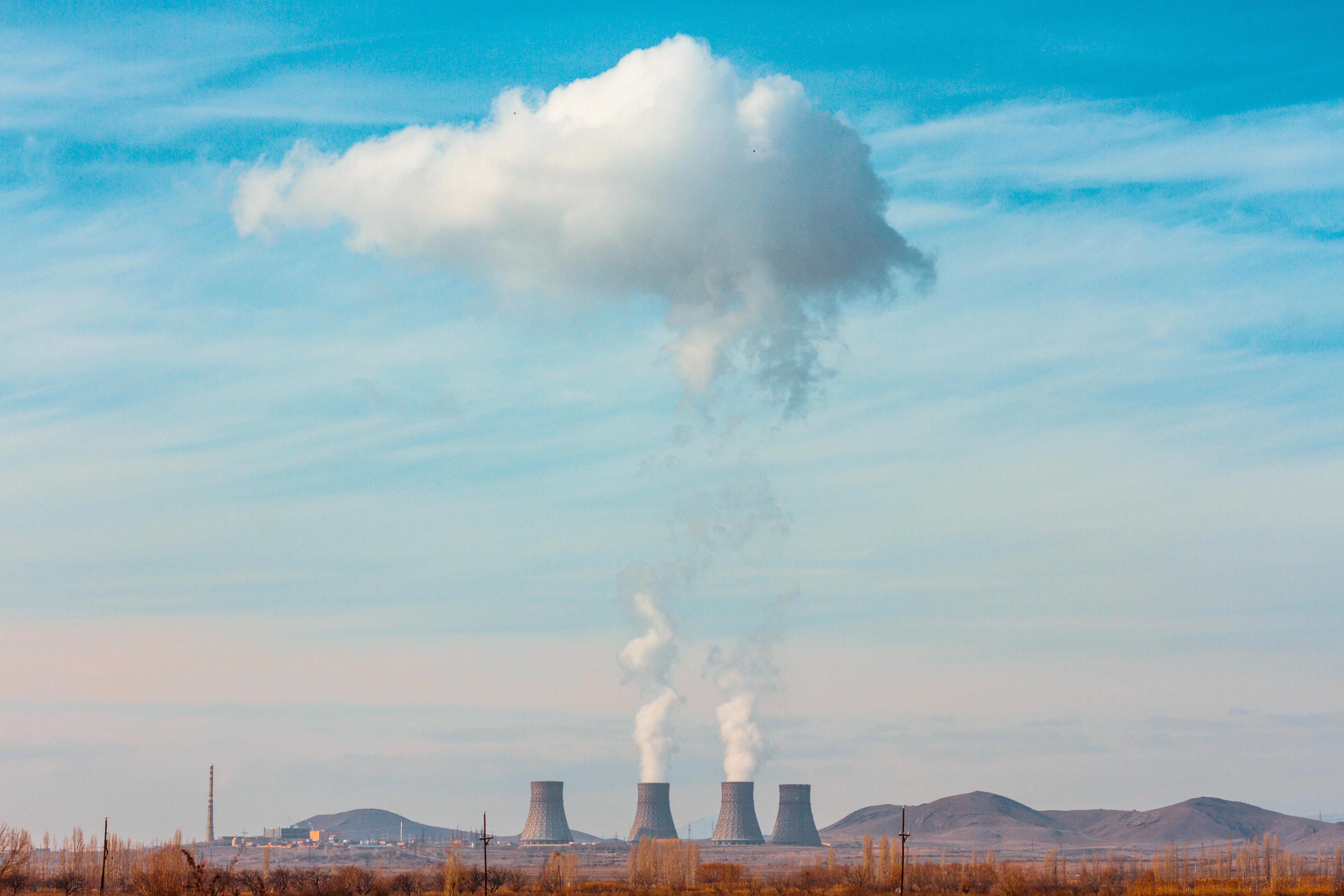 Centrale nucléaire entourée de montagnes