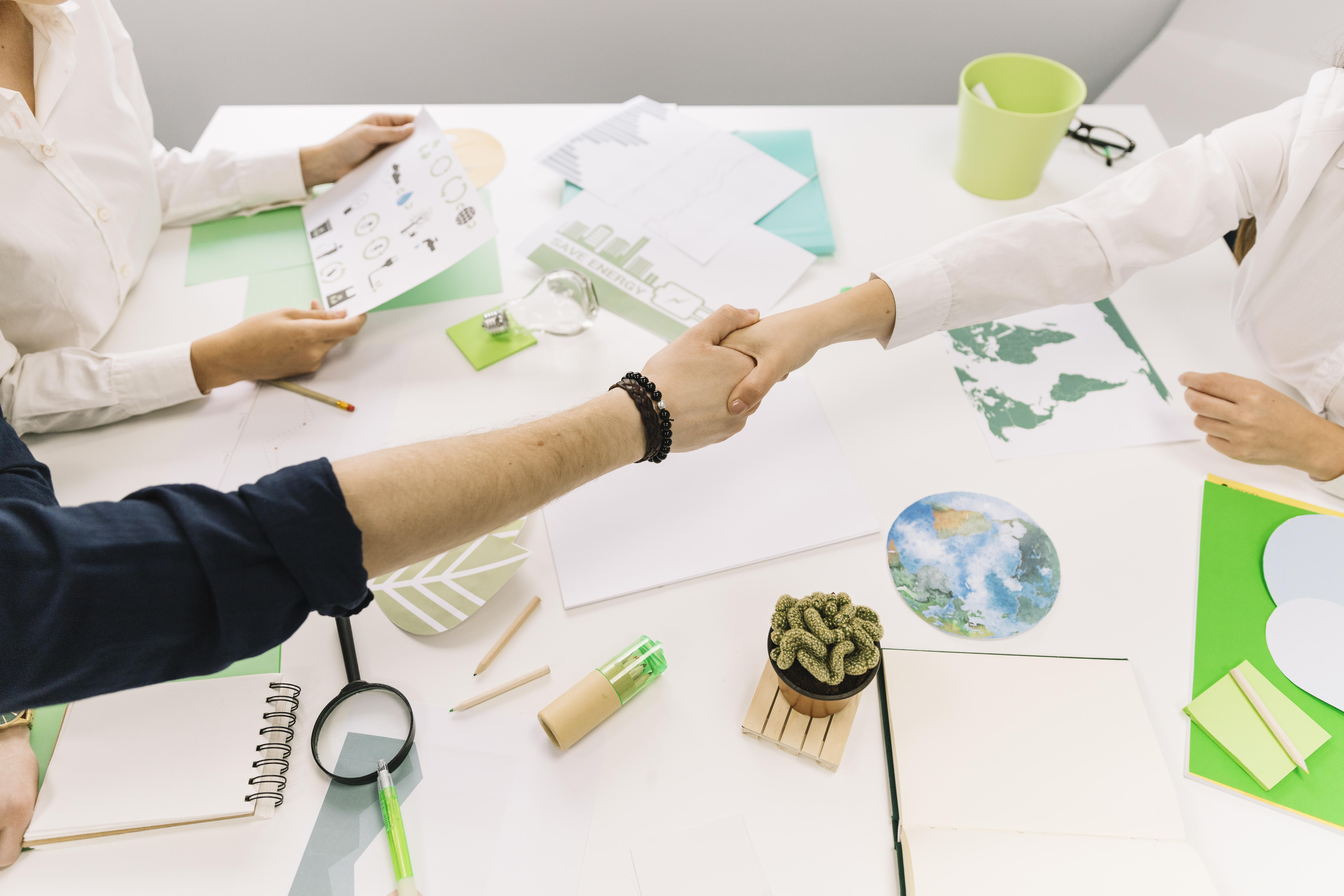 Poignée de main entre deux collaborateurs au bureau
