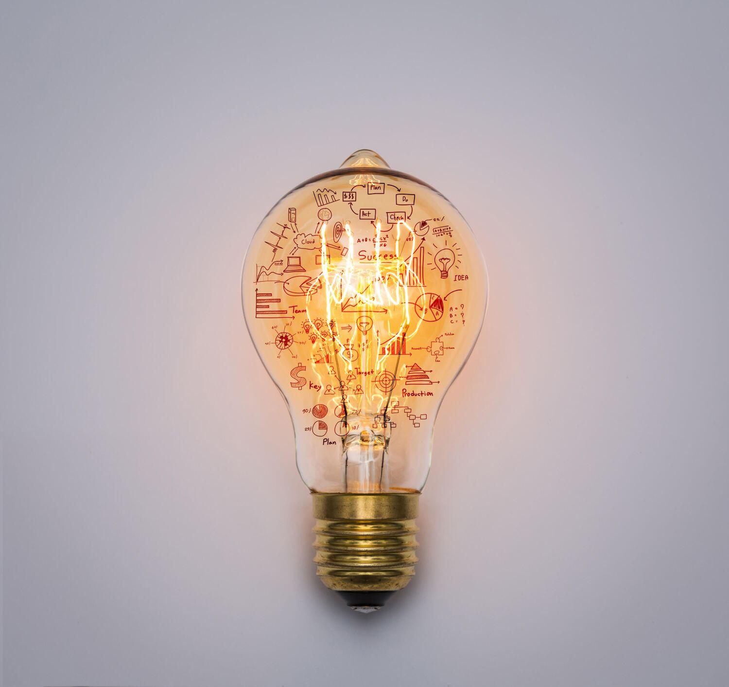 Lampe allumée avec des idées