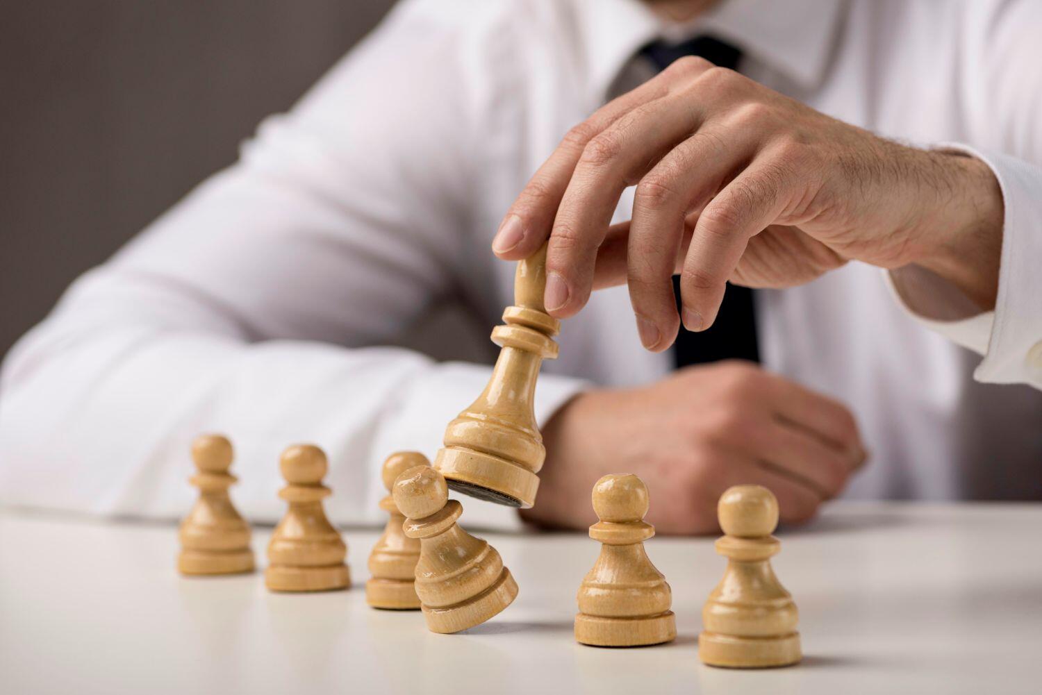 Main apparente jouant aux échecs