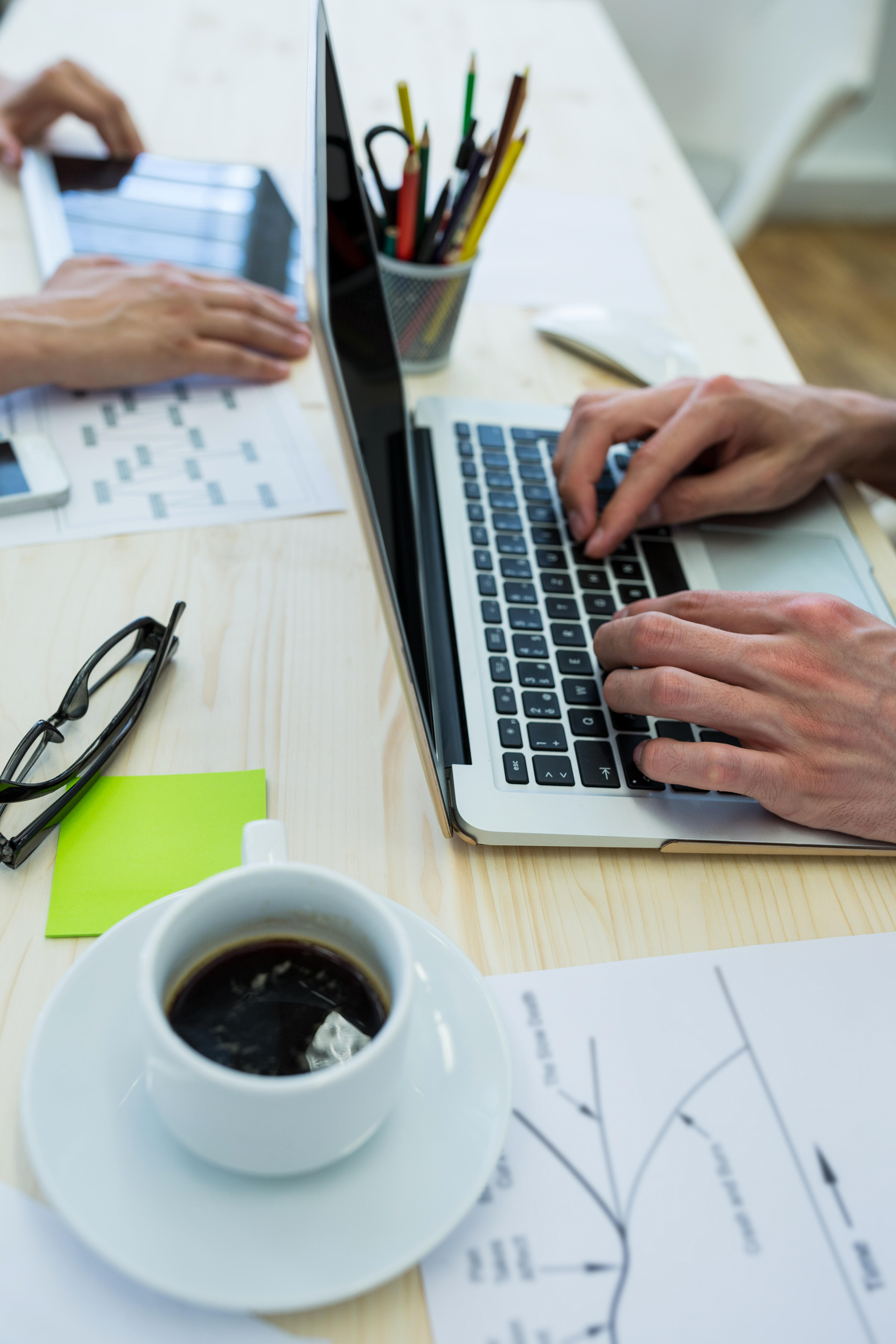 Entrepreneur analysant ses documents professionnels sur ordinateur portable